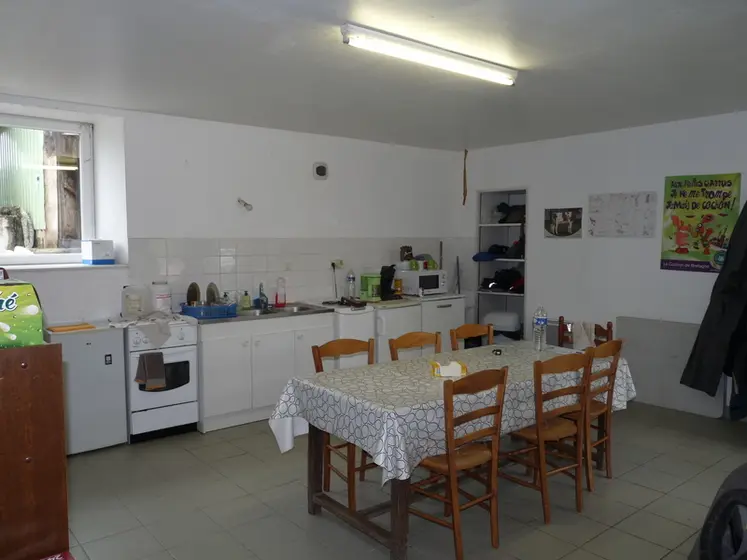 <em class="placeholder">Les salariés disposent d’une grande salle de pause pour prendre leur déjeuner, et se rassembler au moment du café.</em>