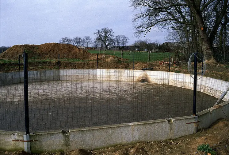 <em class="placeholder">Bovins / Environnement / Mise aux normes / Stockage des effluents d&#039;élevage / Fosse à lisier de 700 m3</em>