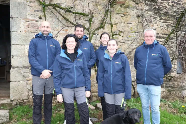 <em class="placeholder">L&#039;équipe complète de la SARL de la Ville Corvec : Avec Jérémy et Florence (à gauche), Nicolas est salarié, Lola en BTS Asce au lycée La touche est apprentie et Astrid ...</em>