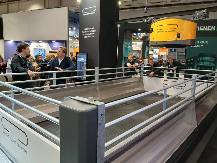 <em class="placeholder">Le sol des cases Moving Floor est composé d’un tapis roulant bougeant à faible vitesse, qui amène les déjections jusqu’à un convoyeur.</em>