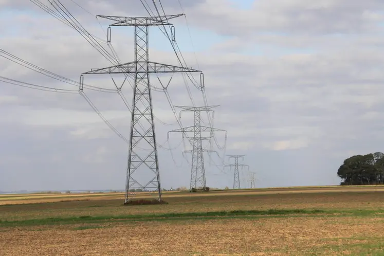 <em class="placeholder">Pylones électriques dans les champs. Gène pour la réalisation des travaux et risque d&#039;accident par électrocution. Electricité. Energie. Pylone électrique. EDF</em>