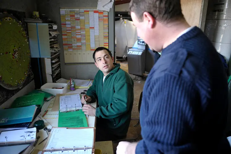 <em class="placeholder">Eleveur donnant les instructions à son salarié. Agriculteur employeur. Transmission des consignes. Discussion. Explication des tâches à accomplir. Emploi en élevage ...</em>