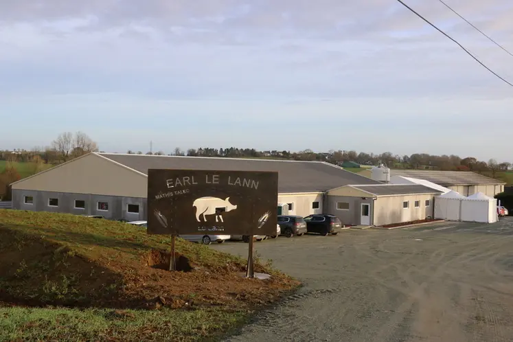 <em class="placeholder">En plus de l’amélioration de la biosécurité, un soin a été apporté à l’intégration paysagère du site d&#039;élevage.</em>