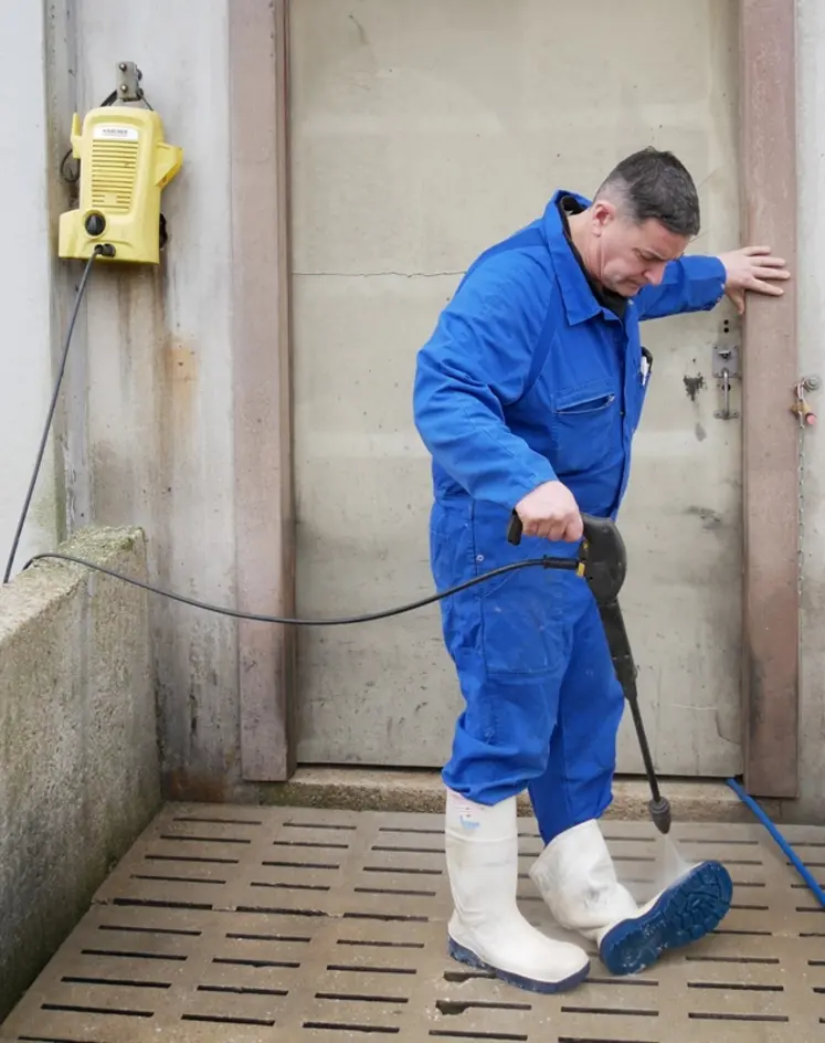 <em class="placeholder">Biosécurité élevage porc PPA Finistère lavage désinfection</em>