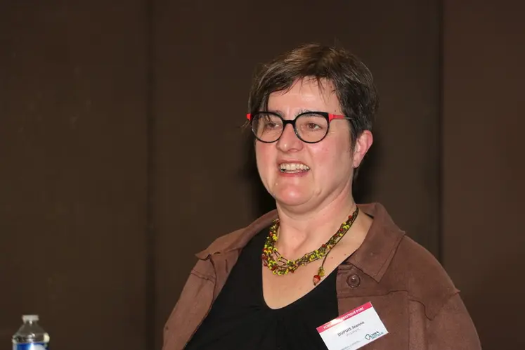 <em class="placeholder">Jeanne Dupuis, vétérinaire Réseau Cristal : « Un germe responsable d'arthrite chez le porcelet peut persister et évoluer en post-sevrage ou en engraissement, et être ...</em>