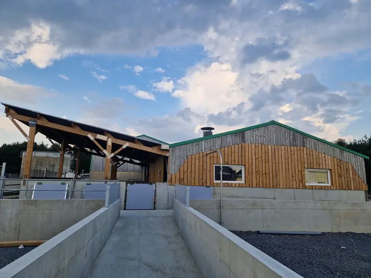 <em class="placeholder">Avec ce nouveau bâtiment, l’Ifip peut conduire des essais comparatifs sur trois modes de logement en parallèle : caillebotis intégral, litière accumulée en bâtiment ...</em>