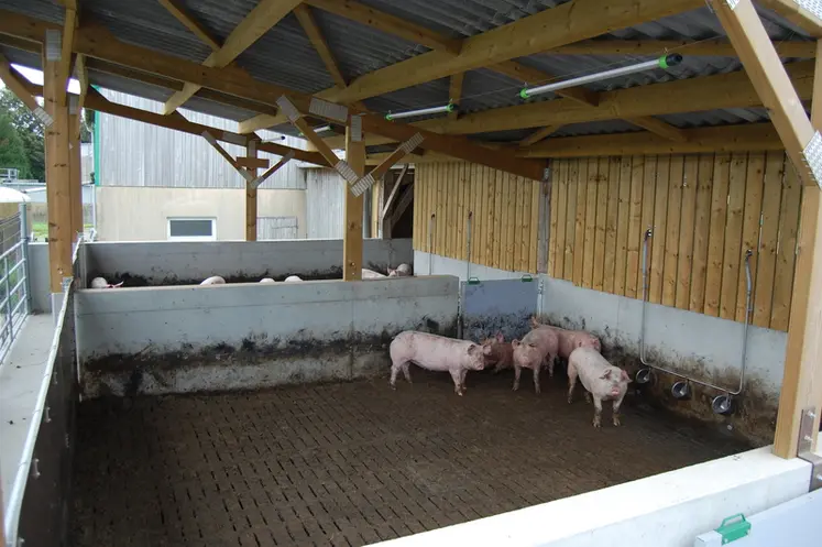 <em class="placeholder">La configuration de la courette est modifiable selon les besoins expérimentaux : densité animale, type de sol, taux de découverture de la toiture.</em>