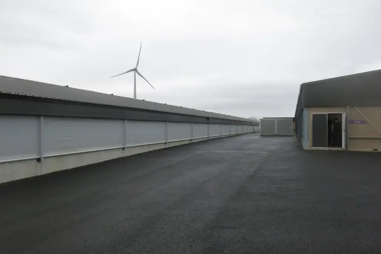 <em class="placeholder">Une aire bitumée monte vite en température, et emmagasine les calories. Cette énergie est relarguée le soir devant l’entrée d’air, ce qui prolonge l’exposition à ...</em>