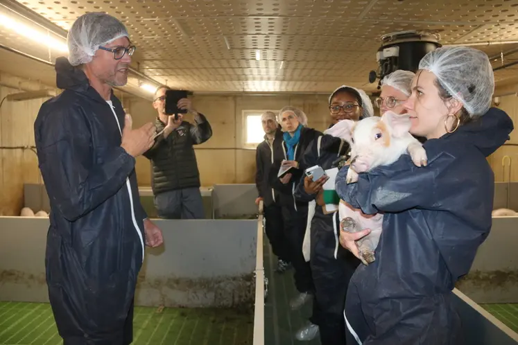 <em class="placeholder">David Riou a présenté l&#039;élevage de porcs et la démarche RSO d&#039;Inaporc à une douzaine de journalistes lors de la visite de l&#039;élevage de Mathis et Estelle. </em>