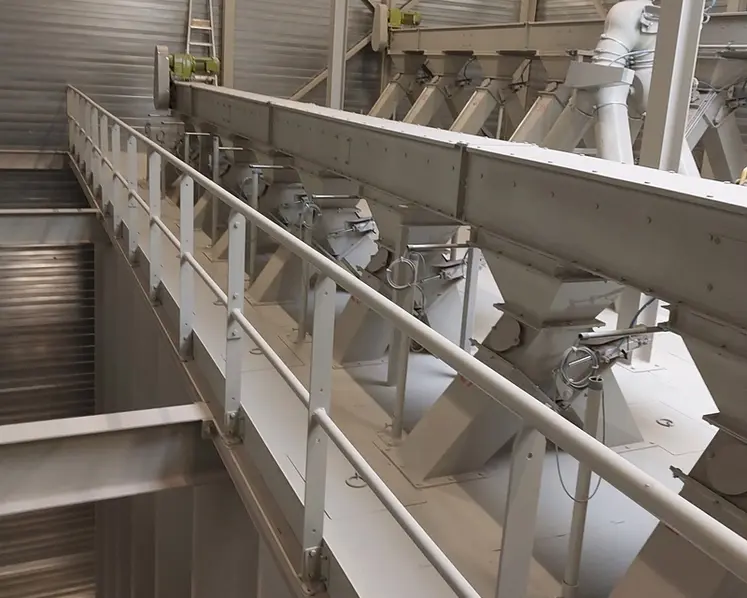 <em class="placeholder">Les matières sont transférées dans leurs silos par voie pneumatique</em>