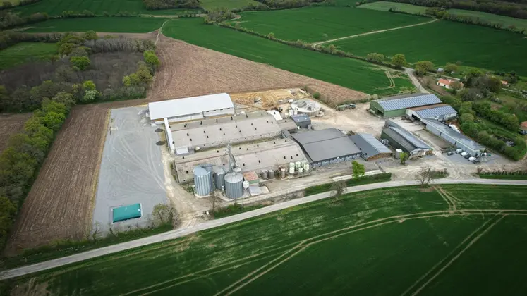 <em class="placeholder">Le nouveau bâtiment de la SCEA La Blanche (en haut de la photo) constitue la dernière étape de la restructuration du site de production qui permet l'engraissement de tous ...</em>