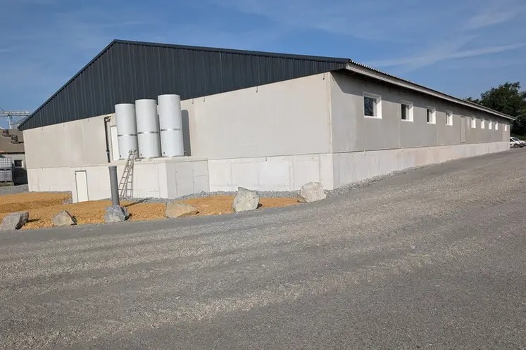 <em class="placeholder">Le bâtiment de 960 places d'engraissement et un quai d'embarquement de 260 places fonctionne en ventilation centralisée basse, avec trois turbines d'extraction de l'air à ...</em>