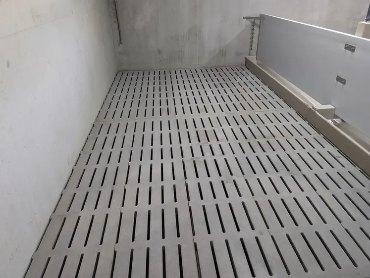 <em class="placeholder">Pour maintenir une longueur d'auge de 33 cm par porc malgré l'augmentation de la surface par place, la largeur des case passe de 2,75 m au lieu de 2,25 m, soit la largeur ...</em>