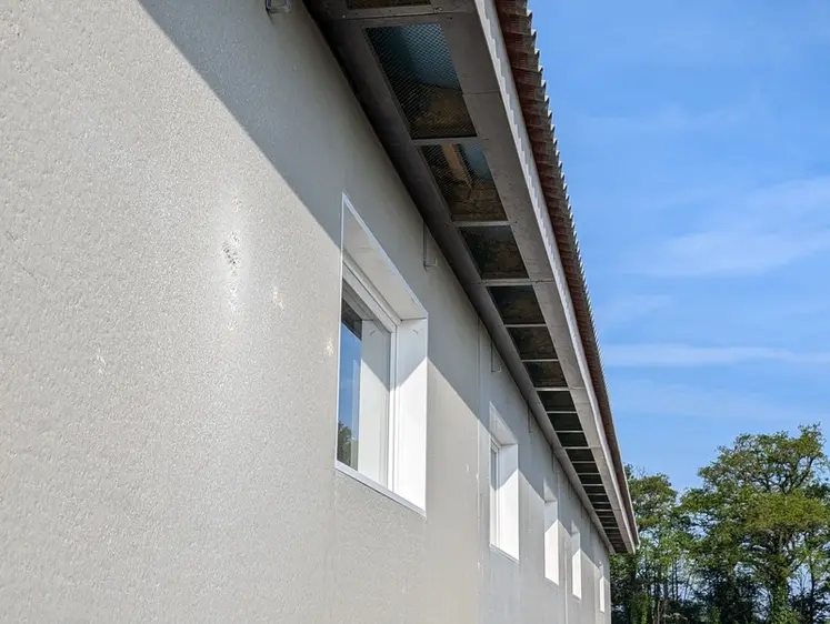 <em class="placeholder">Les entrées d’air dans le bâtiment se situent sous les deux débords latéraux de la toiture.</em>