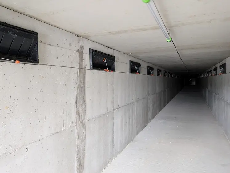 <em class="placeholder">L'air est évacué des salles par des trappes régulées qui donnent dans une gaine d'extraction centralisée sous le couloir central.</em>