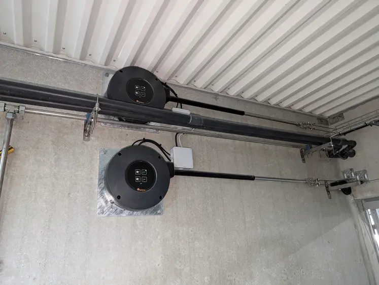 <em class="placeholder">Les trappes d'extraction de l'air des salles sont régulées par un servomoteur pour chaque salle, situé dans le couloir central du bâtiment.</em>