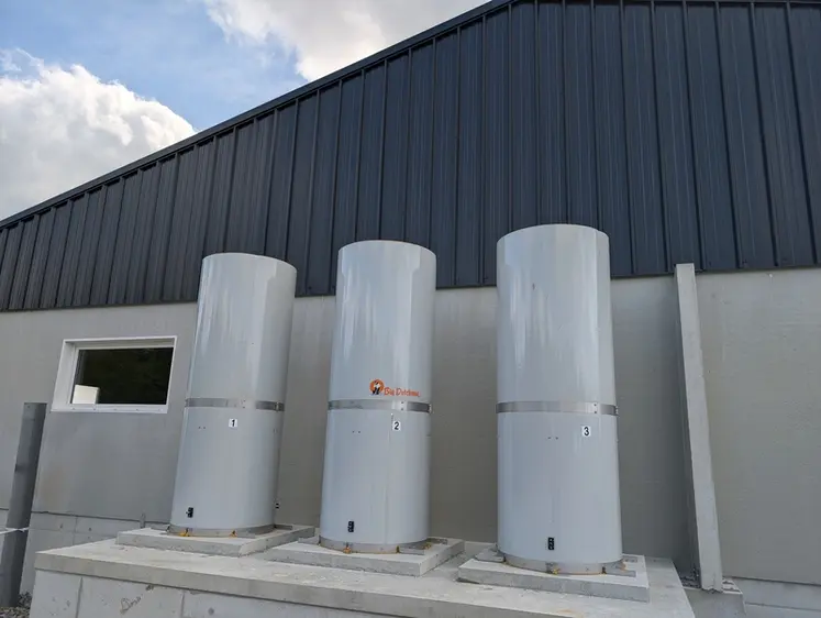 <em class="placeholder">Deux groupes de trois cheminées assurent l'extraction de l'air sortant. Leur fonctionnement en cascade (un ventilateur régulé et deux ventilateurs en tout ou rien) réduit ...</em>