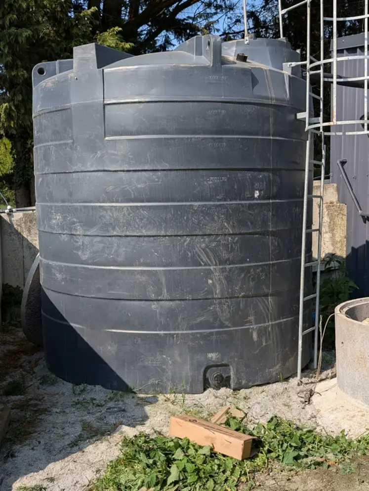 <em class="placeholder">La cuve de stockage permet d'utiliser l'eau du forage même si la pompe de prélèvement dans le puits tombe en panne.</em>