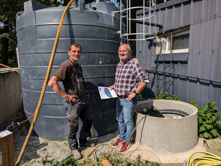 <em class="placeholder">Jérôme Rondel (à gauche) et Antonio Beaudet, Eau Sure : « Mes cuves permettent désormais un prélèvement régulier de l’eau, ce qui limite la baisse du niveau de la ...</em>