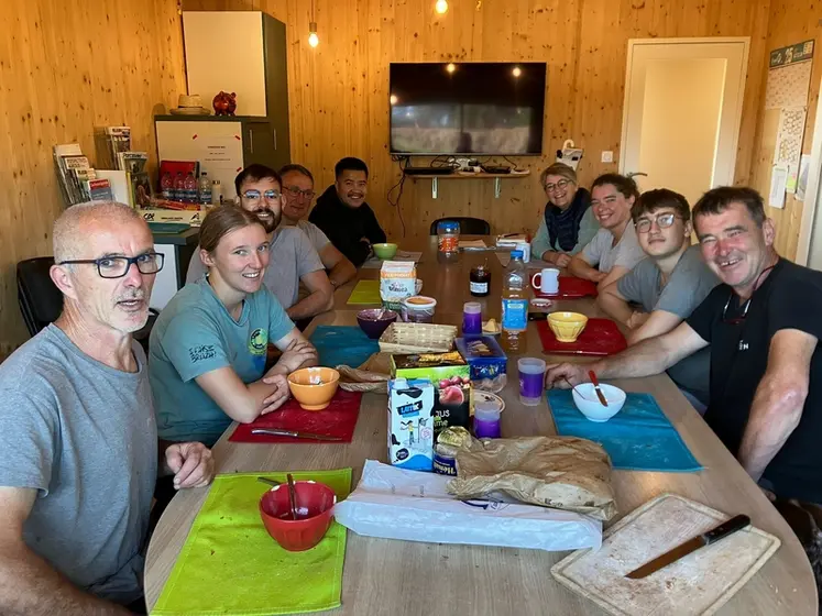 <em class="placeholder">Tous les matins, Dominique et Philippe Gautier prennent leur petit déjeuner avec leurs salariés dans une ambiance conviviale.</em>
