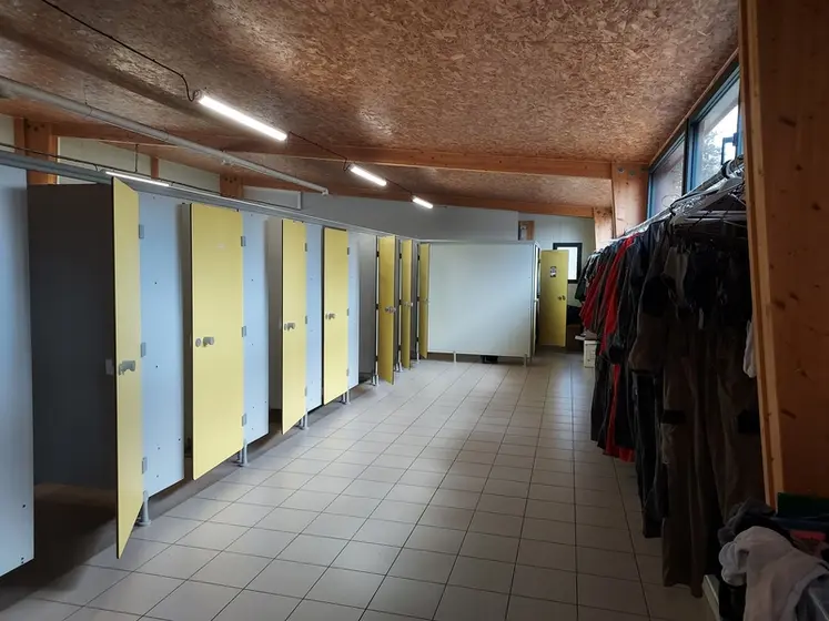 <em class="placeholder">Grâce à ce vestiaire construit en 2020, tout le monde se change sur place.</em>