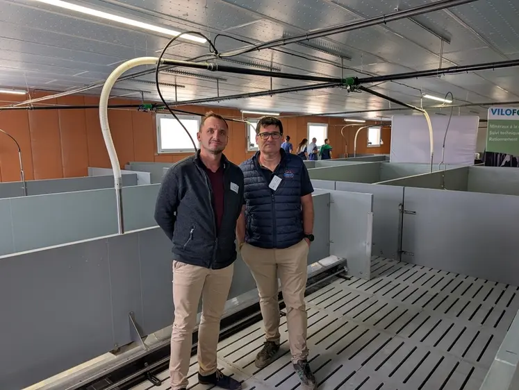 <em class="placeholder">Andy Vulquin (à gauche ) gère l'élevage et a dirigé les travaux de rénovation et de construction, en compagnie de Fabrice Collin, technicien bâtiment Cirhyo. </em>