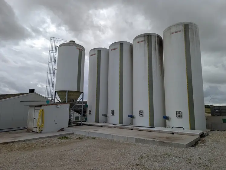 <em class="placeholder">Les éleveurs s'approvisionnent en coproduits liquides des industries agroalimentaires de la région. Ils sont stockés dans quatre cuves extérieures.</em>