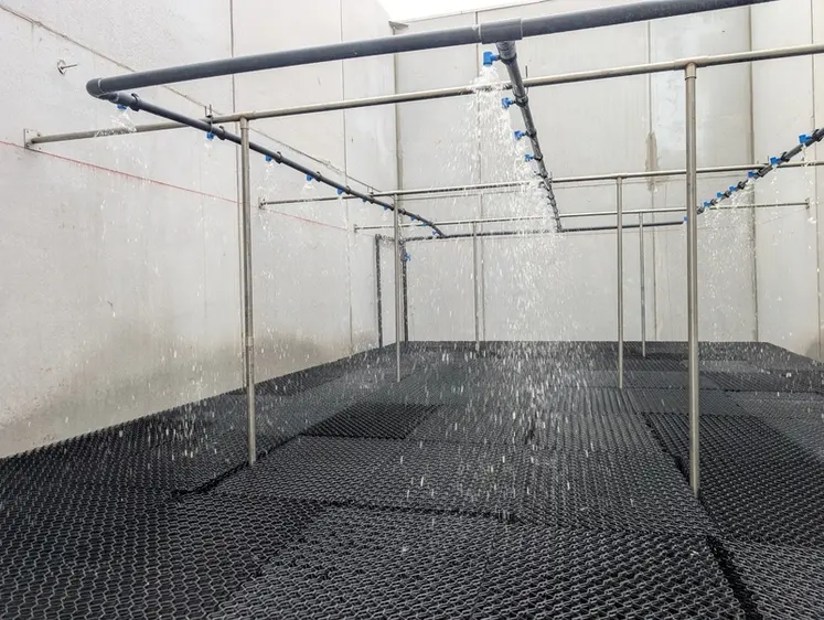 <em class="placeholder">Un laveur d'air en amont des turbines d'extraction permet de réduire les émissions d'ammoniac et de poussières du bâtiment.</em>