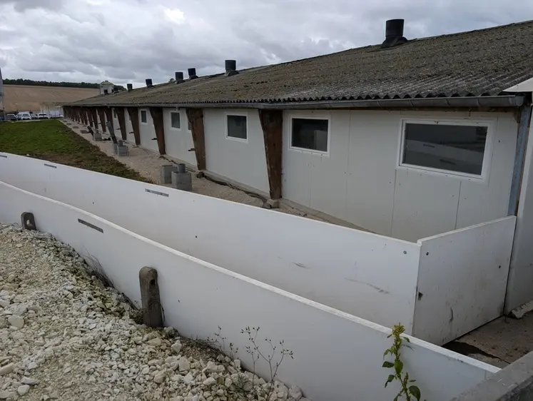 <em class="placeholder">Les bâtiments existants du bloc naissage ont été rénovés, avec notamment le renforcement de l'isolation et l'aménagement de couloirs de transfert des animaux.</em>