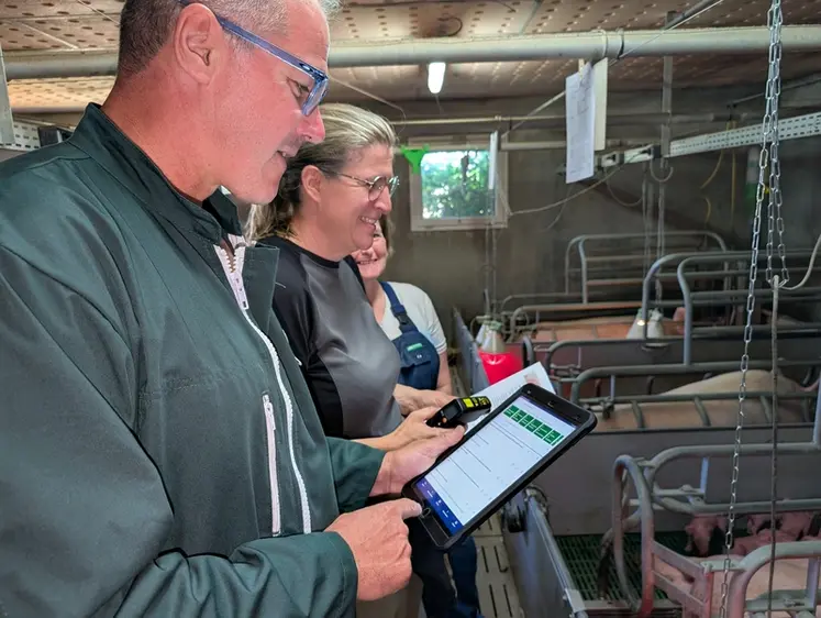 <em class="placeholder">Dominique Merrant (Ceva Santé animale) avec Laetitia Poret, vétérinaire Agrial et Frédérique Lasserre, SCEA de La Tourangelle.  L&#039;audit Ceva a permis de remettre à plat ...</em>