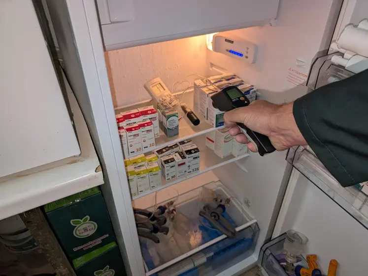 <em class="placeholder">Une sonde électronique placé dans le réfrigérateur de stockage des vaccins mesure les variations de température dans le temps. Elle peut être complétée par une mesure ...</em>