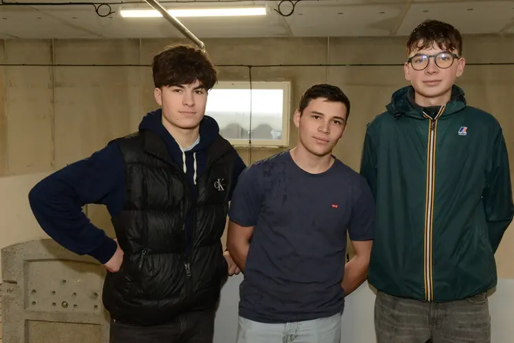 <em class="placeholder">Des trois jeunes en terminale de Bac pro CGEA (de gauche à droite : Lois Hirrien, Ehoarn Collorec et Antoine Rivoalen), seul le troisième se destine au porc.</em>