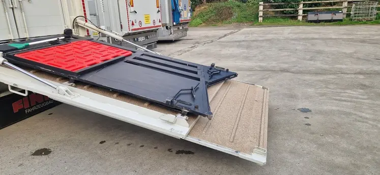 <em class="placeholder">Ce véhicule est équipé d’un pont extensible à l’arrière de la remorque.</em>