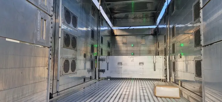 <em class="placeholder">Le lavage et la désinfection sont facilités par rapport à un véhicule traditionnel en raison des parois pleines et des planchers plats.</em>