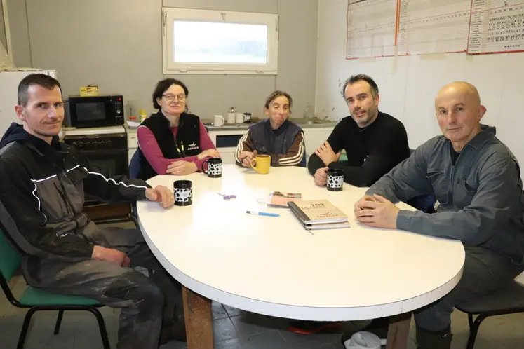 <em class="placeholder">Arnaud Abgrall (à gauche) et son équipe de salariés travaillant sur le site naissage. « Je suis présent sur le site tous les jeudis et vendredis .» </em>