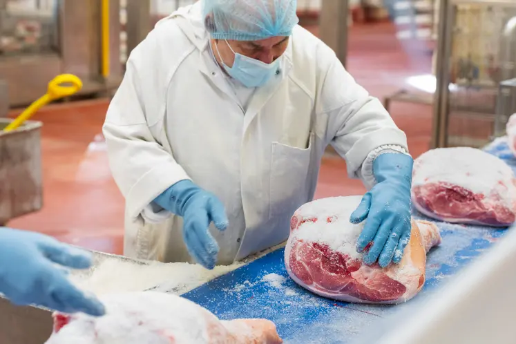 Opérateur sur chaîne de salage de jambon, usine Aoste