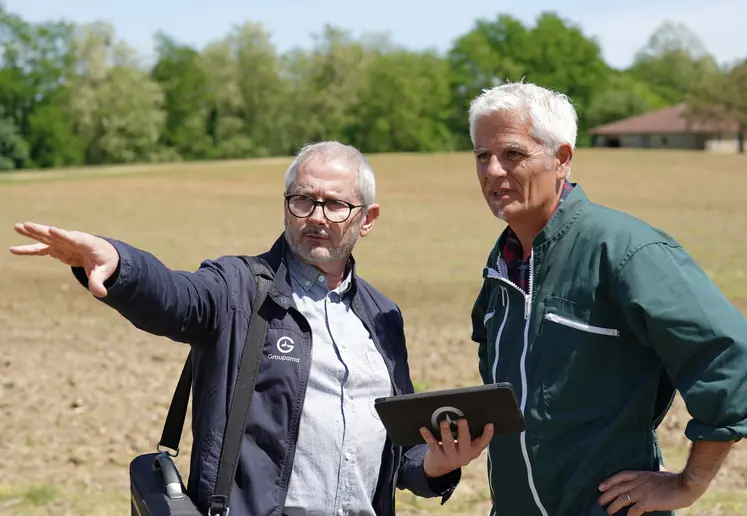 Conseiller avec un assuré agriculteur