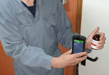 L'éleveur scanne une carte NFC préalablement affectée à un médicament. © M. Marcon
