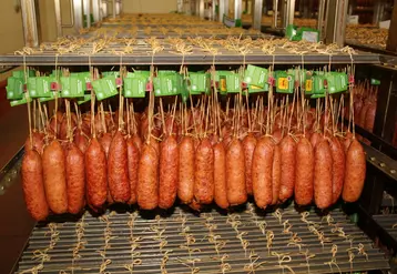 La saucisse de Morteau constitue un débouché majeur pour les producteurs de Franche-Comté. © D. Poilvet