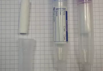 Les tampons à mâcher sont vendus avec un tube spécifique pour centrifuger le prélèvement avant congélation. © Ifip