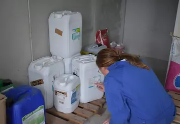 Les bidons de détergents, de désinfectants et de traitement de l'eau peuvent être collectés à part pour être recyclés. © Chambres d'agriculture de ...