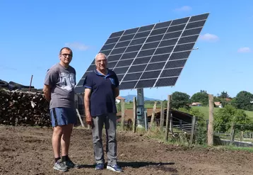 Olivier et Arnaud Garay, à Orègue au Pays Basque, ont investi dans un tracker de 117 m2 qui a produit 40 000 kWh en 2019. © D. Poilvet