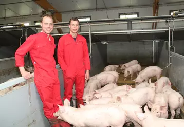 Kevin et Benjamin Coupu ont saisi l’opportunité d’un nouveau débouché de valorisation pour investir dans un bâtiment d’engraissement alternatif de porcs sur paille avec un raclage en V des déjections.