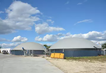 Le biogaz est produit dans le digesteur et post-digesteur de 1 050 m3 chacun.