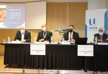 De gauche à droite : Philippe Bizien, vice-président de la section porc de l'UGPVB, Michel Bloc'h, président, Jacques Crolais, directeur, et Jean-Luc Chereau, président de l'AOP Grand Ouest.