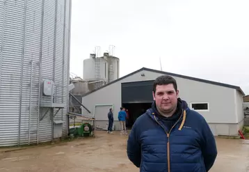 Jonathan Aubry, du Gaec Porcs Joly a investi dans une cellule à blé de 414 tonnes et a construit un local soupe en tôle et bardage isolés.