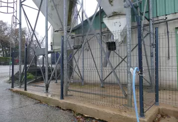 Les silos des bâtiments de l'EARL Koat Penhoat sont protégés par des clôtures.