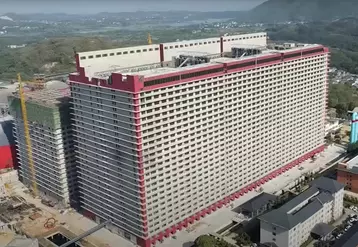 Cet «hotel à cochon» de 26 étages construit à Ezhou, dans le centre du pays, devrait produire à terme 600 000 porcs par an. Ce bâtiment se veut écologique, l'objectif affiché étant de produire à bas prix tout en limitant l'impact sur l'environnement.