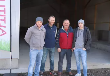 De gauche à droite : Sylvain Julien et Serge Bard, les trois associés du Gaec de Clamonet, et Doryan Garrel, apprenti sur l’élevage de porcs.