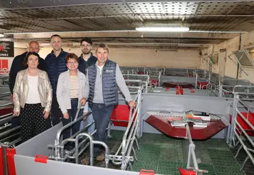 Chrystèle Amiaud (à gauche), présidente du groupement Porcineo, avec Michel Chiffoleau (responsable technique et aliment), Frédéric Lecherf (chef d’élevage), Antoine ...